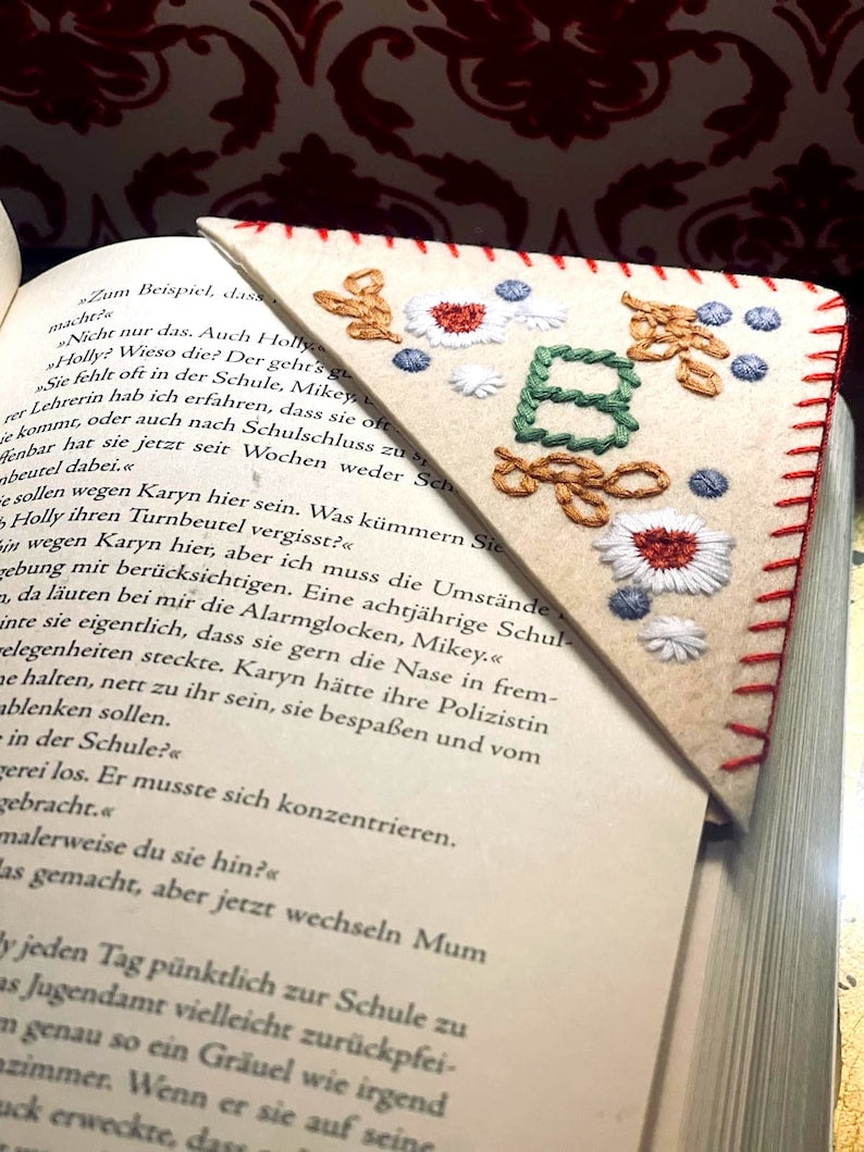 Handmade Embroidered Corner Page Bookmark, A to Z letters Personalized Bookmark, Handmade Gift for Booklovers, Mom Gift